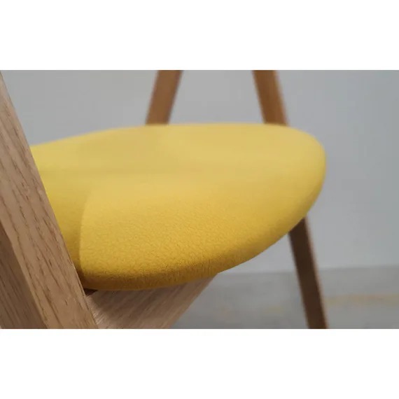 Přírodní dubové křeslo Henry se žlutým sedákem